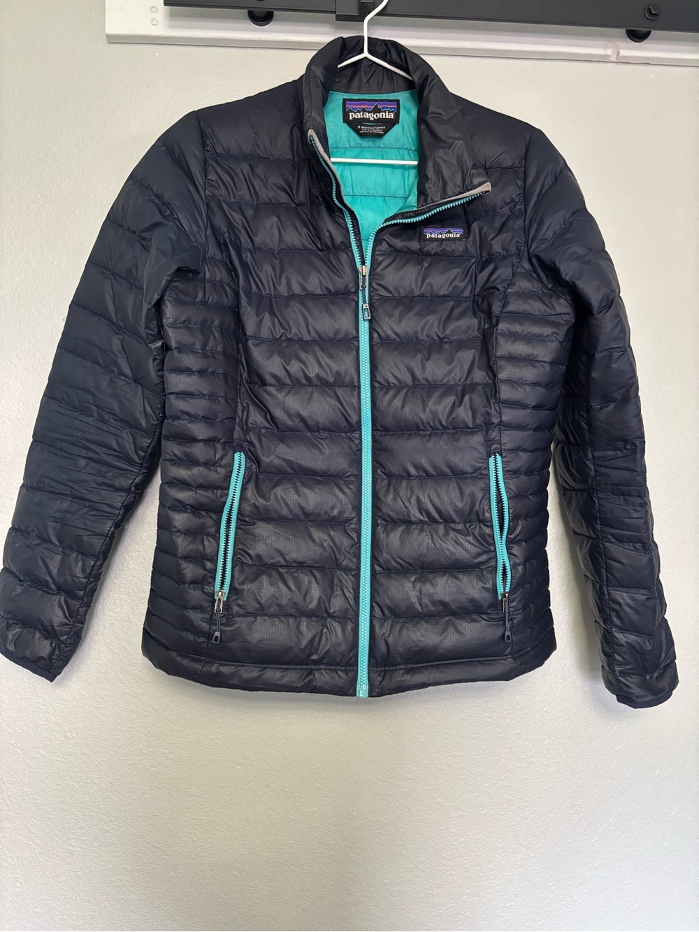 Patagonia Women's navy Puffer Jacket with Teal Trim size small